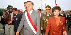 Fujimori: héroe polarizante, entre logros económicos y violaciones de derechos humanos, su legado será debatido eternamente en la política peruana.