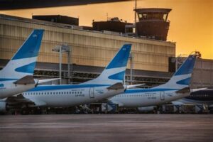 El Gobierno de Buenos Aires y Gol negocian estrategias para mejorar aerolíneas argentinas, incluyendo alianzas y reducción de costos operativos.