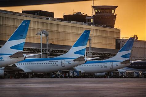 El Gobierno de Buenos Aires y Gol negocian estrategias para mejorar aerolíneas argentinas, incluyendo alianzas y reducción de costos operativos.