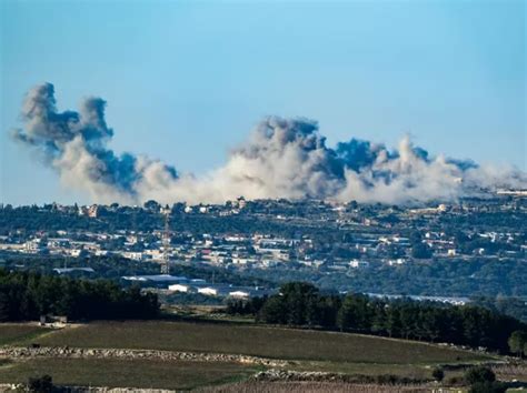 Explosiones en la frontera del Líbano generan preocupación internacional y local, mientras Hezbollah alerta a sus miembros y se investigan las causas exactas.