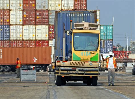 La huelga de trabajadores portuarios en EE.UU. podría costar 2,000 millones de dólares diarios, afectando la cadena de suministro global.