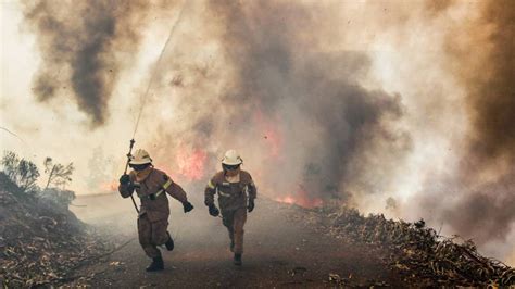 Portugal enfrenta una crisis por incendios forestales, con más de 1,000 bomberos y 300 vehículos desplegados para contener las llamas en medio de condiciones desfavorables.