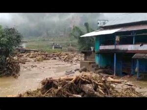 Las lluvias monzónicas en Nepal causan inundaciones y deslizamientos, dejando 60 muertos y miles de desplazados. Rescate y ayuda humanitaria en marcha.