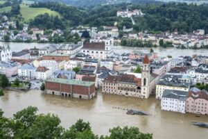 Inundaciones en Alemania y Austria desbordan ríos, destrucción y evacuaciones masivas. Servicios de rescate operan sin descanso para asistir a los afectados. La situación sigue crítica.