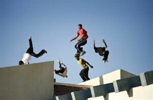 Ahmed Yasser, con solo 12 años, encuentra en el parkour una escapatoria y esperanza entre el caos de Gaza.