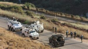 Tensión en la frontera Líbano-Israel crece con ataques aéreos y respuestas de Hezbollah. La comunidad internacional pide cese de hostilidades.