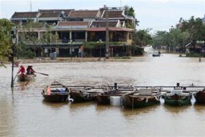 El tifón Yagi ha causado evacuaciones masivas, inundaciones severas y daños significativos en la infraestructura de Vietnam, desatando una crisis de desastres naturales en la región central.