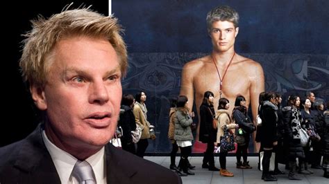 Michael Jeffries, ex-CEO de Abercrombie & Fitch, arrestado por tráfico sexual, usó su influencia para engañar y coaccionar a jóvenes en eventos falsos.