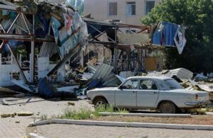 Drones amenazan Kherson, agravando la crisis humanitaria y desplazando a miles de civiles. Las autoridades refuerzan medidas de seguridad entre ataques constantes. Resiliencia frente a la adversidad.