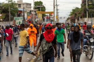 La crisis en Haití empeora: pandillas controlan gran parte del país, provocando miedo y desplazamientos masivos. La ayuda internacional es crucial.