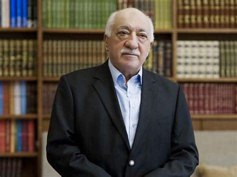 Fethullah Gulen, influyente líder espiritual turco, deja un legado complejo y un futuro incierto para el movimiento Hizmet tras su fallecimiento a los 82 años.