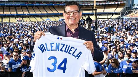 Fernando Valenzuela, "El Toro", dejó un legado imborrable en el béisbol, uniendo comunidades y rompiendo barreras con su talento y carisma.