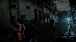 El huracán Oscar intensifica la crisis energética en Cuba, dejando al 40% sin luz y causando evacuaciones masivas. La isla enfrenta desafíos significativos.