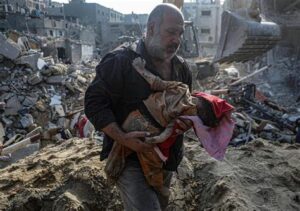 La crisis en Gaza deja a miles de desplazados, enfrentando escasez de agua, alimentos y medicinas. Se necesita ayuda urgente y un alto al fuego inmediato.