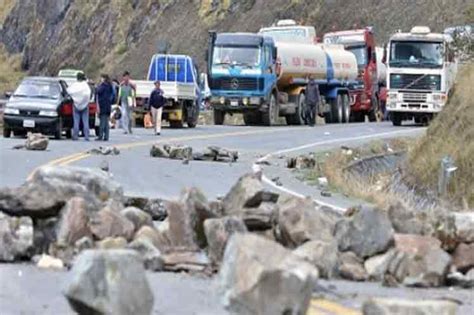 Los bloqueos en Bolivia provocan desabastecimiento, aumentan precios y tensiones políticas, afectando gravemente la economía local y la estabilidad social.