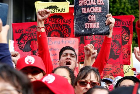 La huelga de maestros en Gaza afecta a 300,000 estudiantes, resaltando la urgencia de mejorar salarios y condiciones laborales para salvaguardar la educación.