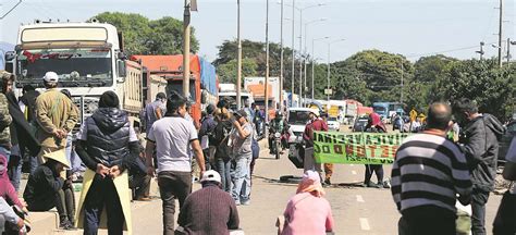 Escasez crítica en Bolivia: bloqueos agravan la crisis económica, elevando precios y limitando acceso a recursos esenciales. La paz social pende de un hilo urgente.