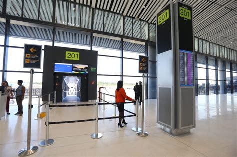 American Airlines prueba nueva tecnología para embarque automático, mejorando la eficiencia y satisfacción al reducir tiempos y documentos impresos en el Aeropuerto de Dallas-Fort Worth.