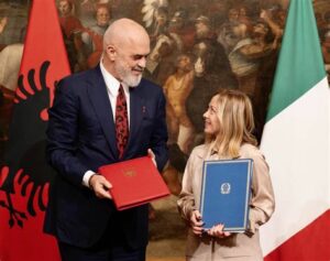 Italia y Albania colaboran en un centro migratorio, buscando aliviar la presión migratoria y gestionar solicitudes de asilo, a pesar de las críticas humanitarias.