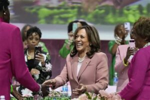 Kamala Harris se posiciona como líder clave, abogando por la cohesión nacional e impulsando políticas inclusivas en un clima político polarizado.