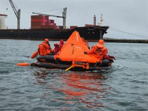 Este rescate destaca la importancia crucial de la preparación, el equipo adecuado y la resiliencia al navegar solo en aguas internacionales.