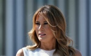 Melania Trump promete revelar su perspectiva única y experiencias personales en sus próximas memorias, abordando temas controvertidos como los derechos de las mujeres en Estados Unidos.