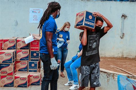 La hermana Gabriela Coutinho, galardonada por ACNUR, transforma vidas de refugiados en Brasil con educación, salud y apoyo legal. Su impacto beneficia a miles.