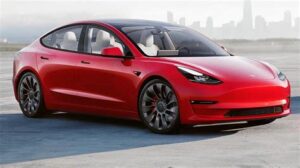 La NHTSA investiga el software de Tesla tras accidentes, evaluando posibles fallas en su conducción autónoma que podrían afectar la seguridad vial.