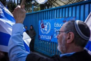 Israel prohíbe a UNRWA en Jerusalén Este, generando críticas por las implicaciones humanitarias y afectando a miles de refugiados palestinos que dependen de sus servicios.