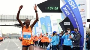 Ruth Chepngetich rompe récord mundial en maratón de Chicago con 2:14:18, demostrando su excepcional resistencia y dedicación.