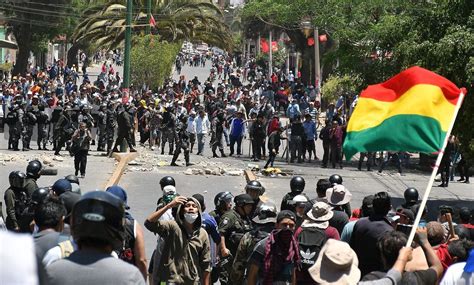 Las tensiones en Bolivia reflejan profundas divisiones políticas, con protestas violentas y detenciones masivas que resaltan la polarización continuada desde 2019.