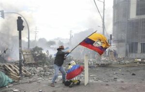 Manifestaciones en Quito: Detenciones, demandas de cambios económicos y sociales, y acusaciones de represión policial agitan la política ecuatoriana. Las protestas seguirán en los próximos días.