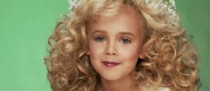 Descubre el misterio no resuelto de JonBenét Ramsey con el nuevo documental de Netflix: entrevistas exclusivas y material inédito que arrojan nueva luz sobre el impactante caso.