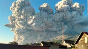 La erupción del Sinabung ha provocado pérdidas humanas y desplazamientos, poniendo a prueba la resiliencia de las comunidades y la eficiencia de las autoridades en la gestión de desastres.