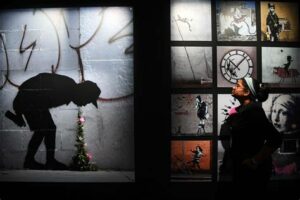 La red de falsificación de arte imita a Banksy, causando pérdidas millonarias y desconfianza en el mercado global. Se devela la urgencia de fortalecer la verificación artística.