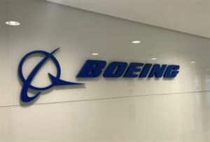 Boeing y su sindicato acuerdan mejoras salariales y beneficios, poniendo fin a una huelga y asegurando estabilidad en la producción aeroespacial.