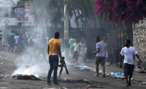 La violencia de pandillas controla el 80% de Puerto Príncipe, causando desplazamiento masivo y miedo constante en Haití.