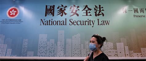 La polémica ley de seguridad nacional de Hong Kong sigue generando tensiones, al condenar a perpetuidad a un hombre, avivando el debate sobre las libertades civiles.