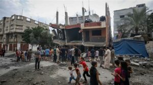 El conflicto en Gaza intensifica el sufrimiento civil, mientras la evacuación masiva y escasez incrementan la desesperación. Urge ayuda internacional para los afectados.