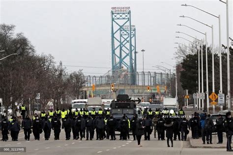 Operación conjunta en el puente Ambassador incauta mercancías ilegales, destacando la importancia de asegurar fronteras y combatir el contrabando con esfuerzos binacionales.