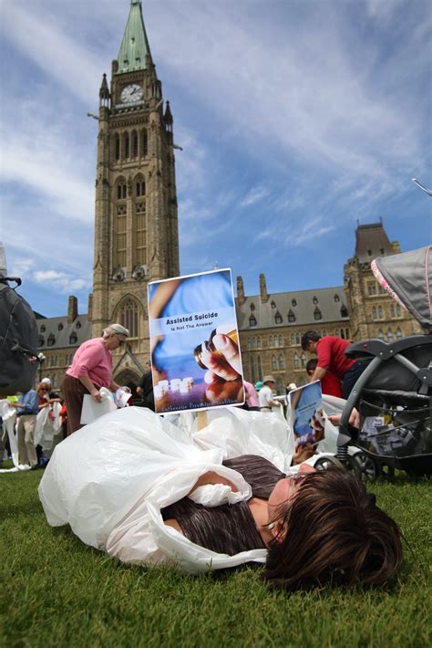 El modelo canadiense de asistencia médica para morir inspira a otros países, equilibrando autonomía del paciente y protección a vulnerables. Un debate ético global en expansión.