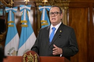 Descubre cómo la corrupción política en Guatemala podría afectar económicamente a la región y qué medidas se tomarán para restaurar la justicia y la confianza ciudadana.