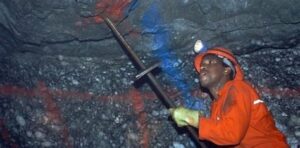 La tensión aumenta en Sudáfrica, con 500 mineros refugiados en una mina exigiendo mejoras laborales y seguridad ante condiciones de vida inaceptables.