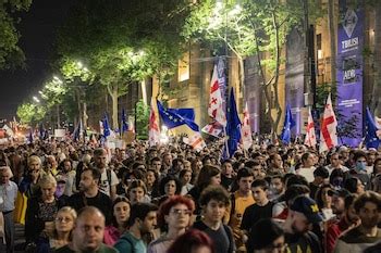 Las protestas en Georgia reflejan el deseo de un futuro europeo, en medio de preocupaciones políticas internas y la creciente influencia rusa.