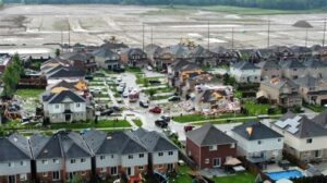 Un tornado en Barrie, Canadá, causó devastación, pero la rápida respuesta de emergencia ayudó a los afectados. Se registraron daños graves y 11 heridos leves.