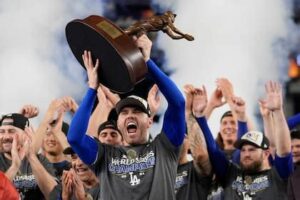 Los Dodgers celebran una victoria histórica con un desfile en Los Ángeles, uniendo a miles de aficionados en una fiesta inolvidable tras ganar la Serie Mundial.