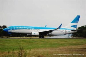 Aerolíneas Argentinas y LATAM se unen para ofrecer más destinos y mejor servicio, transformando el futuro de la aviación en América Latina.