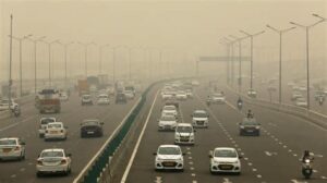 La contaminación del aire en Nueva Delhi impacta gravemente la salud mental, aumentando estrés, ansiedad y depresión, destacando la urgente necesidad de mejorar la calidad del aire.