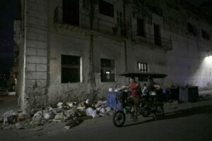 La crisis energética en Cuba provoca apagones prolongados, paralizando la economía y afectando la vida diaria de sus ciudadanos.