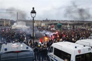 La crisis política en Francia desafía la estabilidad de Macron. El uso del polémico Artículo 49.3 genera descontento y pone a prueba la democracia francesa.